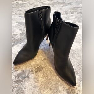 Beautiful, stylish wome booties. Size 9. Worn once.